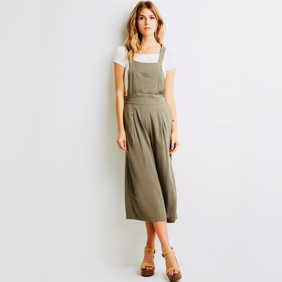 FOREVER 21 Green Pleated Suspenders Wide Leg Jumpsuit Overalls Romper Size S - Picture 1 of 7